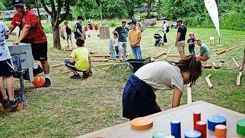 Viele Spiele für Kinder werden angeboten.