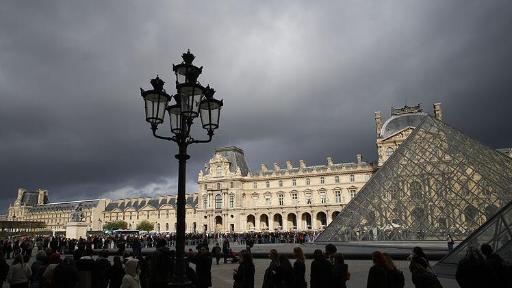 BKA und Interpol fahnden nach gestohlenen Louvre-Juwelen