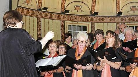 Andrea Metzler dirigiert den Frauenchor des Gesangvereins Garitz. Moderatorin des Abends war Regina Bolgen (Mitte). Foto: Klaus Werner