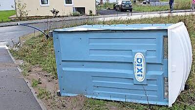 Das Dixi-Klo stand ursprünglich auf der anderen Straßenseite.