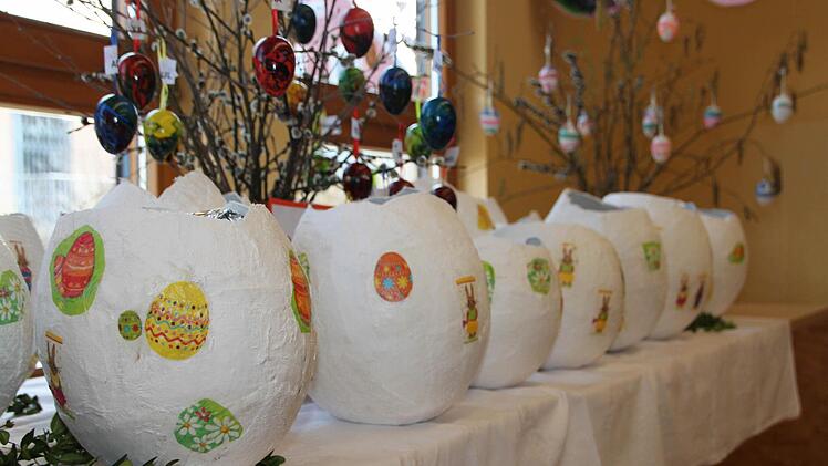 Diese Eier sind aus Gips gefertigt. Innen drin wächst Kresse. Foto: Ulrike Müller