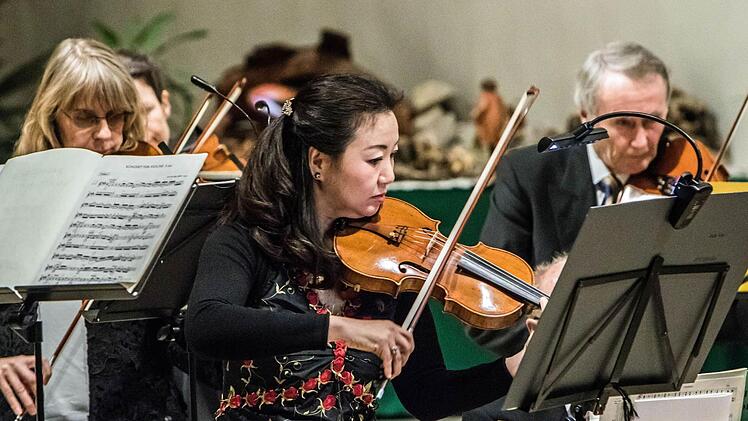 Impressionen vom Weihnachtskonzert mit dem Collegium Musicum in der Coburger Morizkirche: Megumi Ikeda (Violine).Foto: Jochen Berger