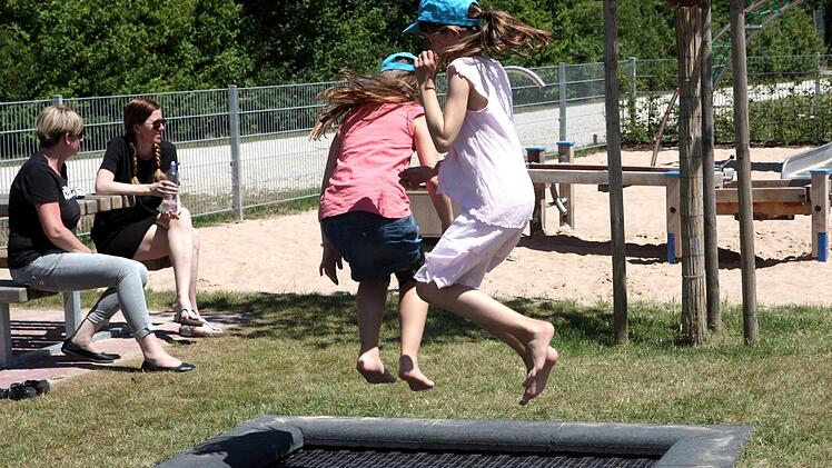 Die Kinder eroberten den Spielplatz in Windeseile. Foto: Richard Sänger