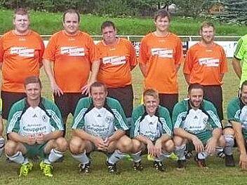 Ein packendes und torreiches Kirchweihspektakel lieferten sich auf dem satten Gemeinfelder Gr&uuml;n die "Ex-Profis" der fr&uuml;heren Jahre und das aktuelle jetzige Team der SG Pfaffendorf-Gemeinfeld. Knapp mit 5:4 setzten sich die "Ehemaligen" (vorne) gegen die "Jetzigen" (hinten) durch; links der Unparteiische Josef Wagner und rechts stehend Ex-Trainer Rainer Treubert. Foto: Dietz