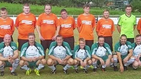 Ein packendes und torreiches Kirchweihspektakel lieferten sich auf dem satten Gemeinfelder Gr&uuml;n die "Ex-Profis" der fr&uuml;heren Jahre und das aktuelle jetzige Team der SG Pfaffendorf-Gemeinfeld. Knapp mit 5:4 setzten sich die "Ehemaligen" (vorne) gegen die "Jetzigen" (hinten) durch; links der Unparteiische Josef Wagner und rechts stehend Ex-Trainer Rainer Treubert. Foto: Dietz