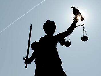 Vor dem Amtsgericht Kronach müssen sich zwei Syrer wegen schweren Raubes und gefährlicher Körperverletzung verantworten.Arne Dedert, dpa