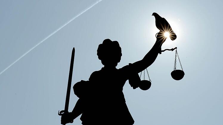 Vor dem Amtsgericht Kronach müssen sich zwei Syrer wegen schweren Raubes und gefährlicher Körperverletzung verantworten.Arne Dedert, dpa