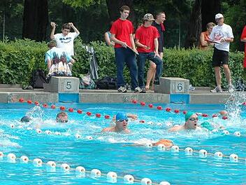 Ob im alten Freibad, wie bei dieser Aufnahme von 2005, oder im neuen Königsbad seit 2010: Schwimmen ist die anspruchsvollste Disziplin eines Triathlons.  Foto: Archiv