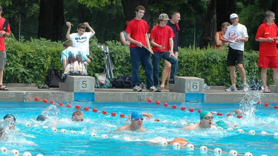 Ob im alten Freibad, wie bei dieser Aufnahme von 2005, oder im neuen Königsbad seit 2010: Schwimmen ist die anspruchsvollste Disziplin eines Triathlons.  Foto: Archiv
