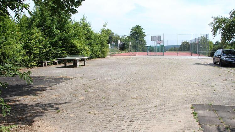 Der Außenbereich vor der neuen Mehrzweckhalle in Vestenbergsgreuth soll für rund 800.000 Euro umgestaltet werden. Foto: Christian Bauriedel