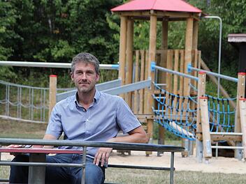 Auf diesem Gelände, wo der Spielplatz in der Dalherdaer Straße zu finden ist, wird laut Beschluss des Gemeinderats der neue Kindergarten gebaut werden. Für Bürgermeister Jochen Vogel ist das die vernünftigste Lösung. Foto: Ulrike Müller