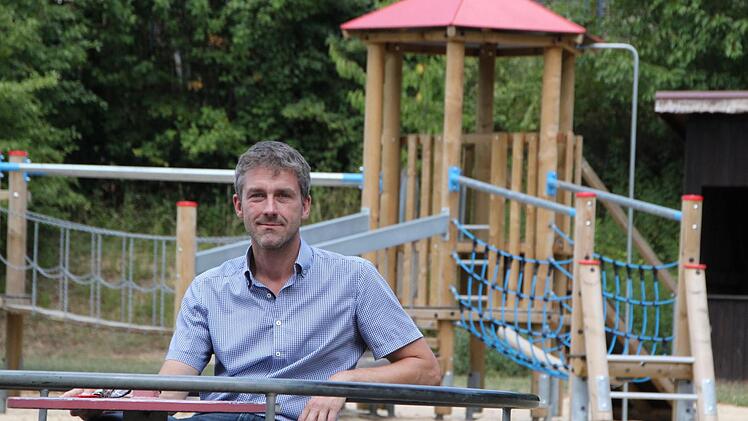 Auf diesem Gelände, wo der Spielplatz in der Dalherdaer Straße zu finden ist, wird laut Beschluss des Gemeinderats der neue Kindergarten gebaut werden. Für Bürgermeister Jochen Vogel ist das die vernünftigste Lösung. Foto: Ulrike Müller
