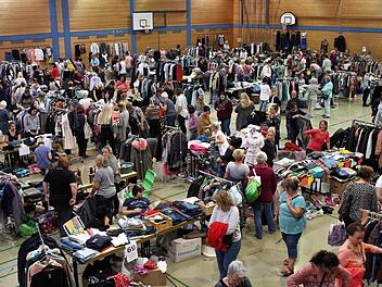 Voll, voller, Weibsenkram: Der Kleiderflohmarkt von und für Frauen war wieder ein Besucherinnenmagnet.  Fotos: Evi Seeger