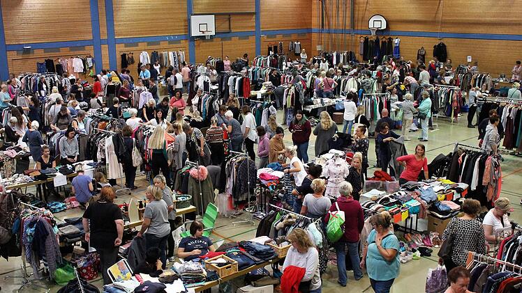 Voll, voller, Weibsenkram: Der Kleiderflohmarkt von und für Frauen war wieder ein Besucherinnenmagnet.  Fotos: Evi Seeger