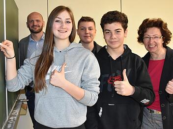 Carolin Tydal, Marlon Will und Luk Heilsberg haben ganz konkrete Vorstellungen von ihrer Zukunft - Schulleiterin Doris Hörath und Konrektor Bernd Fritsch unterstützen sie dabei mit dem neuen Programm "9 plus 2 - Zeit für Entwicklung".Uschi Prawitz