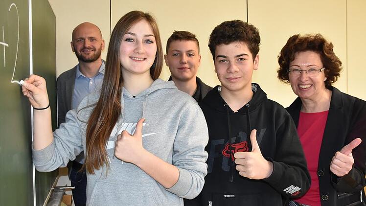 Carolin Tydal, Marlon Will und Luk Heilsberg haben ganz konkrete Vorstellungen von ihrer Zukunft - Schulleiterin Doris Hörath und Konrektor Bernd Fritsch unterstützen sie dabei mit dem neuen Programm "9 plus 2 - Zeit für Entwicklung".Uschi Prawitz