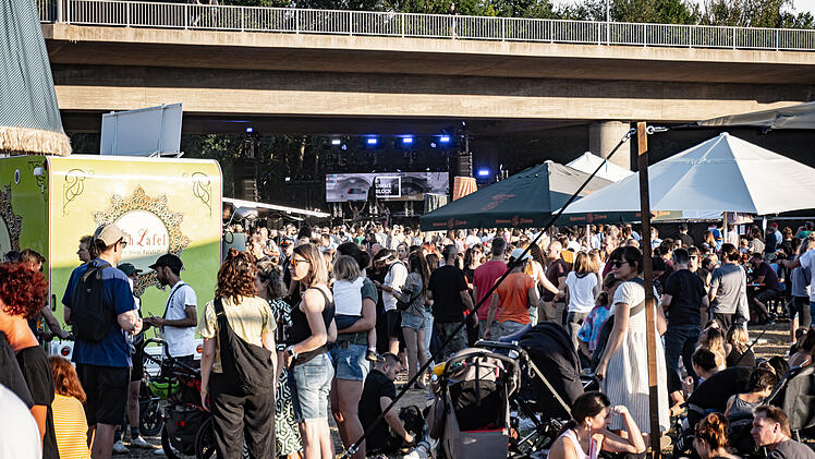 Feierstimmung unter einer Brücke