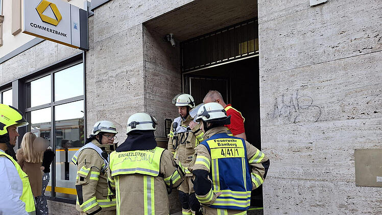 Bamberg: Frau entdeckt Flammen in Wohnung - Feuerwehr rückt mit Atemschutz an