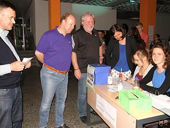 Die Aktionäre Werner Steger, Günter Kerschensteiner, Rektor Hendryk Heckl und Konrektorin Manuela Küfner (von links) stehen bei der Auszahlung ihrer Dividende. Ihren Gewinne gaben viele Aktionäre gleich als Spenden weiter für die Opfer der Hochwasserkatastrophe. Fotos: Günther Geiling