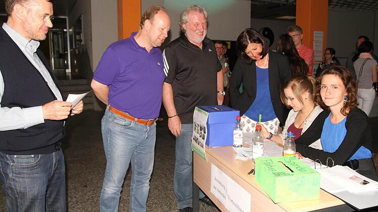 Die Aktionäre Werner Steger, Günter Kerschensteiner, Rektor Hendryk Heckl und Konrektorin Manuela Küfner (von links) stehen bei der Auszahlung ihrer Dividende. Ihren Gewinne gaben viele Aktionäre gleich als Spenden weiter für die Opfer der Hochwasserkatastrophe. Fotos: Günther Geiling