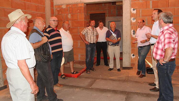 Die Mitglieder des Bauausschusses mit 1. Bürgermeister Michael Ziegler (2. von rechts) und Architekt Bernd Schuhmann (3. von rechts) bei der Besichtigung der Bauarbeiten im Limbacher Kindergarten.