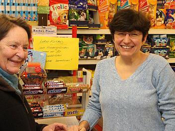 Monika Drinndörfer (r.) bedient in ihrem Dorfladen eine Kundin. Fotos: Franz Galster