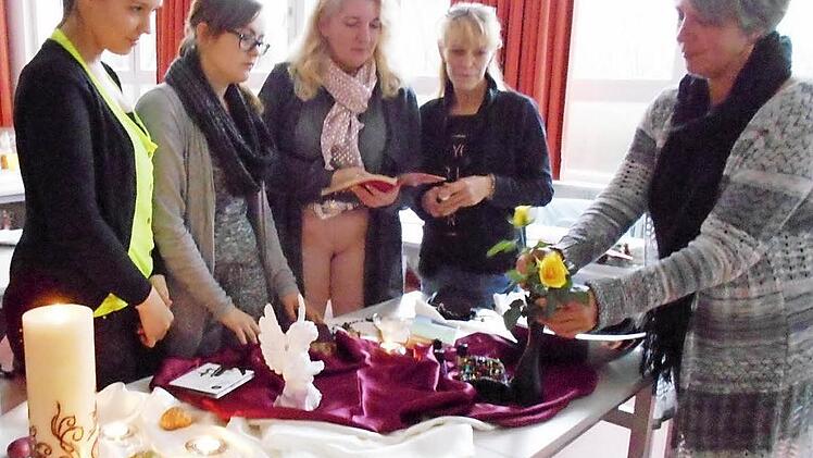 Tanja Kremer aus Zeil (rechts) brachte den Altenpflegeschülerinnen in Hofheim neue Wege bei Trauer und Abschied nahe.  Foto: gerold Snater