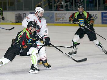 Angreifer Michael Rister (Mitte) steht den "Hawks" nach auskurierter Grippe im Heimspiel gegen den EHC Straubing am Sonntagabend wieder zur Verfügung. Vier Scorerpunkte gelangen dem 26-Jährigen bisher in vier Einsätzen.