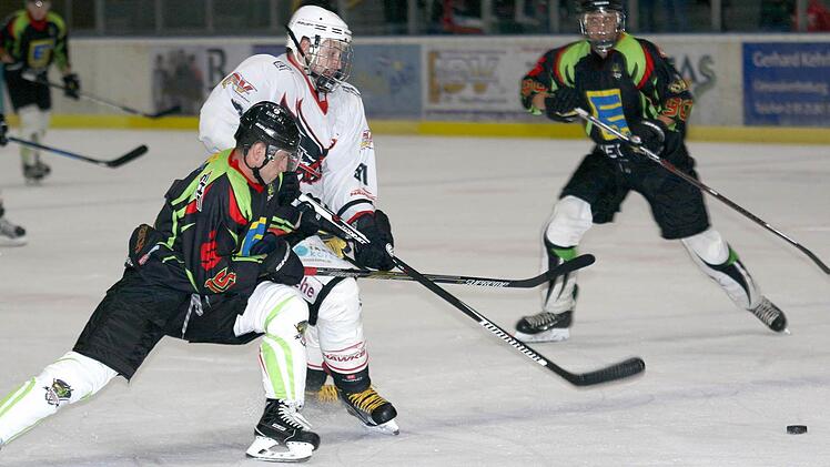 Angreifer Michael Rister (Mitte) steht den "Hawks" nach auskurierter Grippe im Heimspiel gegen den EHC Straubing am Sonntagabend wieder zur Verfügung. Vier Scorerpunkte gelangen dem 26-Jährigen bisher in vier Einsätzen.