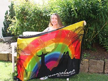 Solche Tücher tragen in Brasilien die Frauen am Strand über dem Bikini. Franzi hat sich eines als Andenken mitgebracht. Foto: Martina Straub