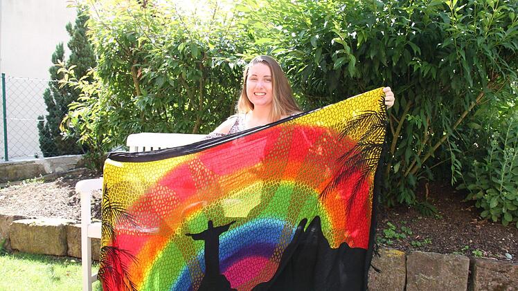 Solche Tücher tragen in Brasilien die Frauen am Strand über dem Bikini. Franzi hat sich eines als Andenken mitgebracht. Foto: Martina Straub