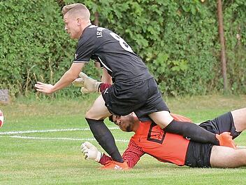 Im Er&ouml;ffnungsspiel der Herzogenauracher Stadtmeisterschaft verursachte der Keeper der "Nordsterne", einen Elfmeter, der die halbe Miete zum 2:0-Erfolg der FCH-Reserve bedeutete. Foto: Picturedreams