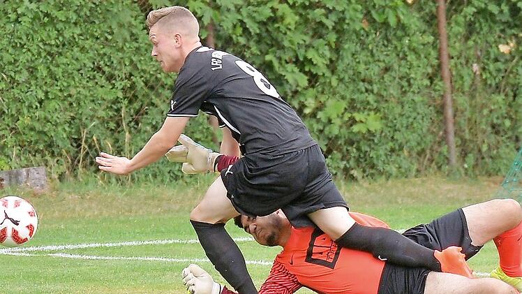 Im Eröffnungsspiel der Herzogenauracher Stadtmeisterschaft verursachte der Keeper der "Nordsterne", einen Elfmeter, der die halbe Miete zum 2:0-Erfolg der FCH-Reserve bedeutete. Foto: Picturedreams