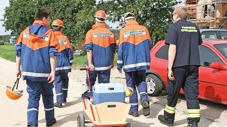 Beim 4,5-Kilometer-Marsch haben die jungen Floriansjünger ihre Erfrischung gleich im Schlepptau. Foto: Werner Baier
