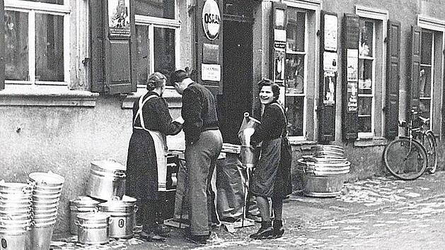 Die Eisenwarenhandlung Baptist Wacker in Zeil bot ihre Waren auch vor dem Laden an. Fotos: Archiv Heimatforschung LudwigLeisentritt
