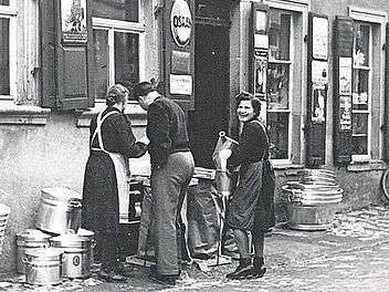 Die Eisenwarenhandlung Baptist Wacker in Zeil bot ihre Waren auch vor dem Laden an. Fotos: Archiv Heimatforschung LudwigLeisentritt