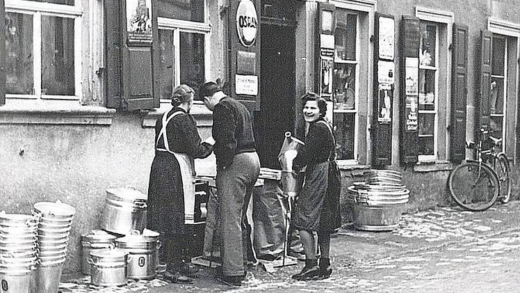 Die Eisenwarenhandlung Baptist Wacker in Zeil bot ihre Waren auch vor dem Laden an. Fotos: Archiv Heimatforschung LudwigLeisentritt