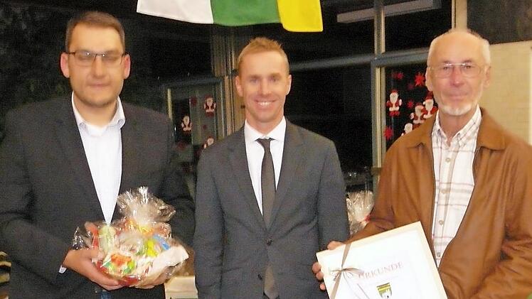 Als "stille Bürger" sind Andy Büschel (links) und Volker Weigand (rechts) von Bürgermeister Bernd Höfer geehrt worden.