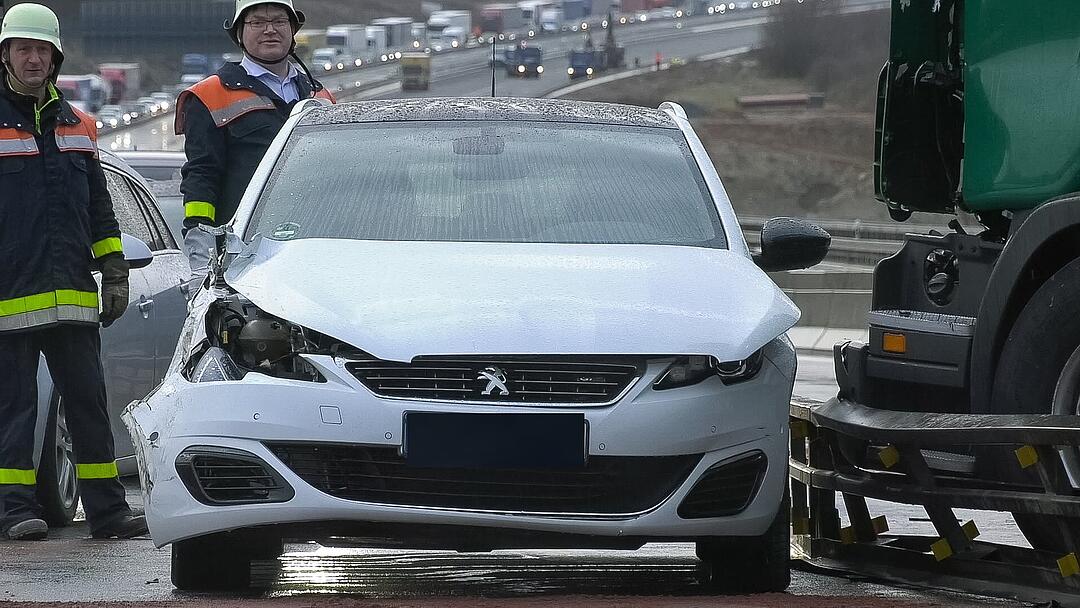 Lkw durchbricht auf A3 Leitplanke und kollidiert mit Gegenverkehr