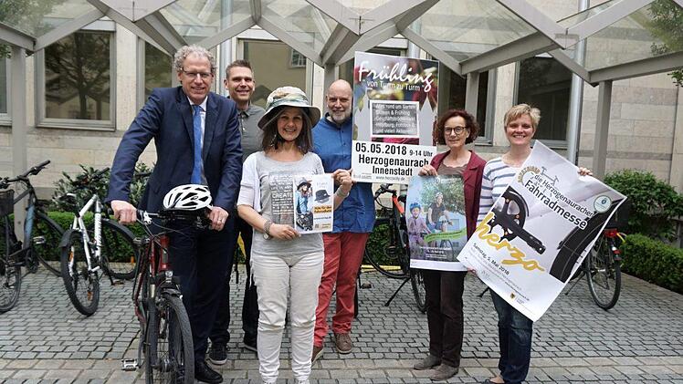 Stefan Müller, Klaus Römmelt (beide Föwe) und Monika Preinl vom Amt für Planung, Natur und Umwelt sowie Bettina Geier-Hildel vom Amt für Stadtmarketing und Kultur präsentieren mit Bürgermeister German Hacker die Plakate. Eva Maria Burner von "Evaria on top" zeigt ein Modell ihrer Hüte.   Foto: Richard Sänger