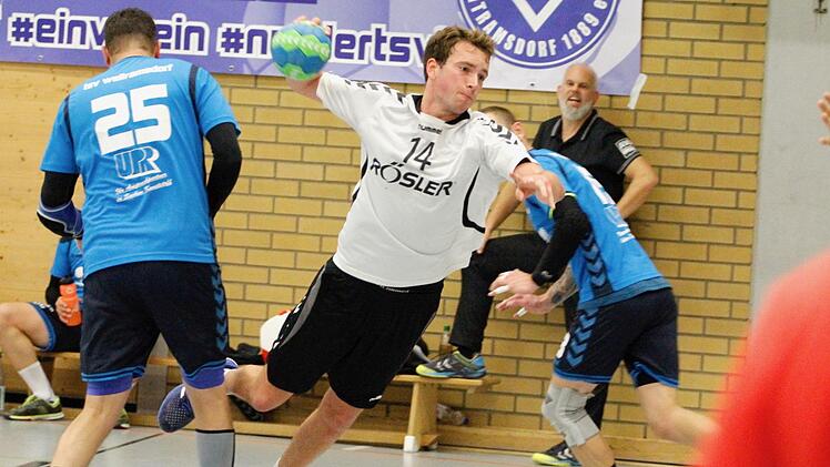 Was Lukas Tremel (am Ball) in der ersten H&auml;lfte gegen Weitramsdorf vers&auml;umte, holte er in Halbzeit 2 doppelt nach. Tremel war es auch, der f&uuml;r die TSL in der 58. Minute unter starker Bedr&auml;ngnis die erste F&uuml;hrung im Spiel markierte. Foto: Heike  G&uuml;nther