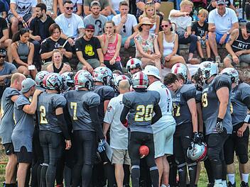 American Football hat sich auch in Franken längst etabliert: Zum ersten Heimspiel einer Coburger Football-Mannschaft (CoTrojans gegen Hemhofen Gechers in der Aufbauliga Bayern) kamen im Juni 2018 nicht weniger als 1200 Menschen auf das Sportgelände des SV Hut.  Foto: Hagen Lehmann