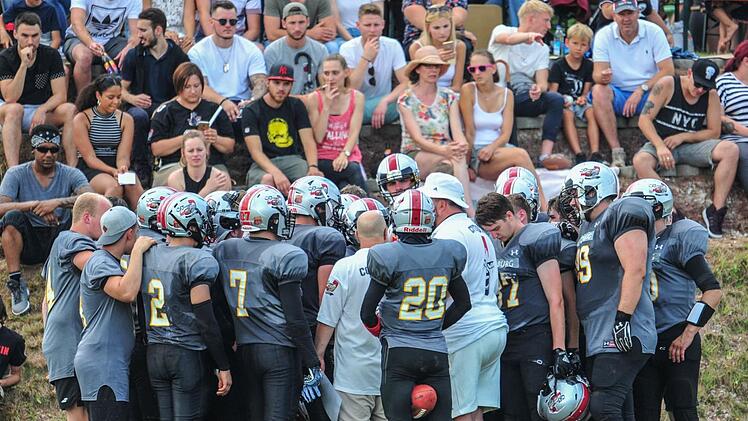 American Football hat sich auch in Franken längst etabliert: Zum ersten Heimspiel einer Coburger Football-Mannschaft (CoTrojans gegen Hemhofen Gechers in der Aufbauliga Bayern) kamen im Juni 2018 nicht weniger als 1200 Menschen auf das Sportgelände des SV Hut.  Foto: Hagen Lehmann