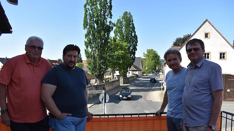Auf der Dachterrasse eines Befürworters der Umgehungsstraße (von links): Gerhard Maier, Mario Hemmerlein, Reinhard und Winfried Mehl Foto: Petra Malbrich