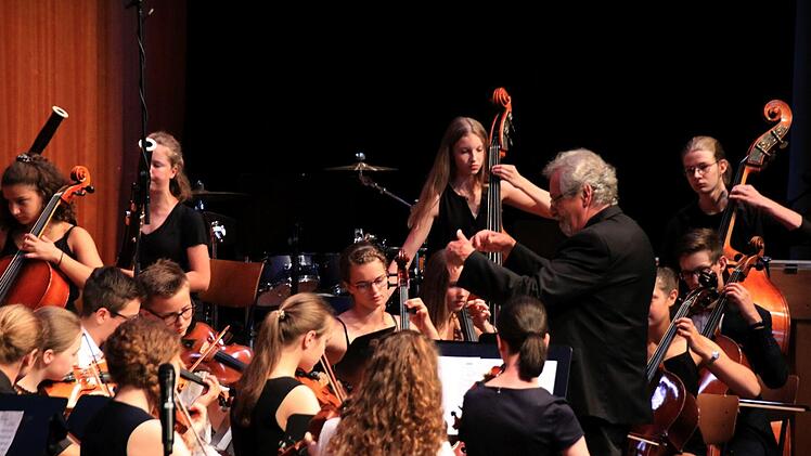 Sehr überzeugende Leistungen boten die Chöre und Instrumentalensembles des Gymnasiums Albertinum bei der sommerlichen Serenade vor zahlreichen Zuhörern im Coburger Kongresshaus Rosengarten.Foto: Jochen Berger