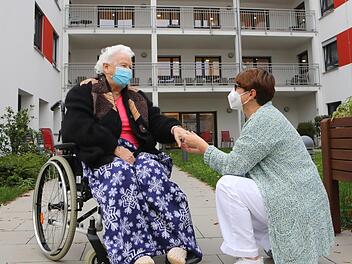 Annemarie Bormann (l.) wird im BRK-Seniorenzentrum am Königsbad in Forchheim von Nicoletta Schmidt betreut. Foto: Barbara Herbst