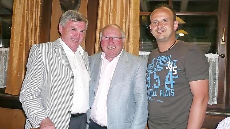 Eine Fußball-Ikone zu Gast in Mitwitz: Uwe Seeler (Mitte) wird 2010 im Gasthof Wasserschloss begrüßt. Anlass war das Gastspiel der Uwe-Seeler-Traditionself.