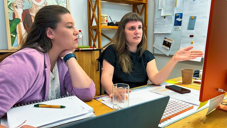 Die "Land-Grazien", das sind Peters (rechts), vier Mitarbeiterinnen und einige ehrenamtliche Helferinnen. Gemeinsam sind sie rund um die Uhr für Betroffene da.