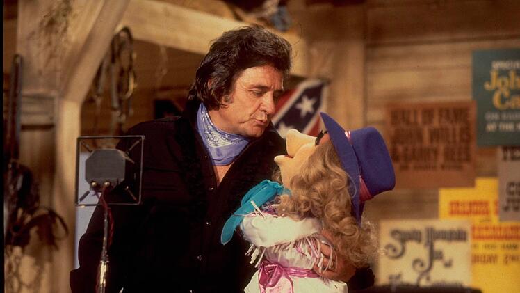 Die enorme Popularit&auml;t der knuffigen Puppen lockte auch echte Weltstars in die TV-Sendung. In einer der letzten von insgesamt 120 Ausgaben der Originalserie schmachtete Miss Piggy 1981 Musiklegende Johnny Cash an.