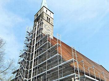 Das Gerüst an der Stadtpfarrkirche steht bereits. Foto: Manfred Welker